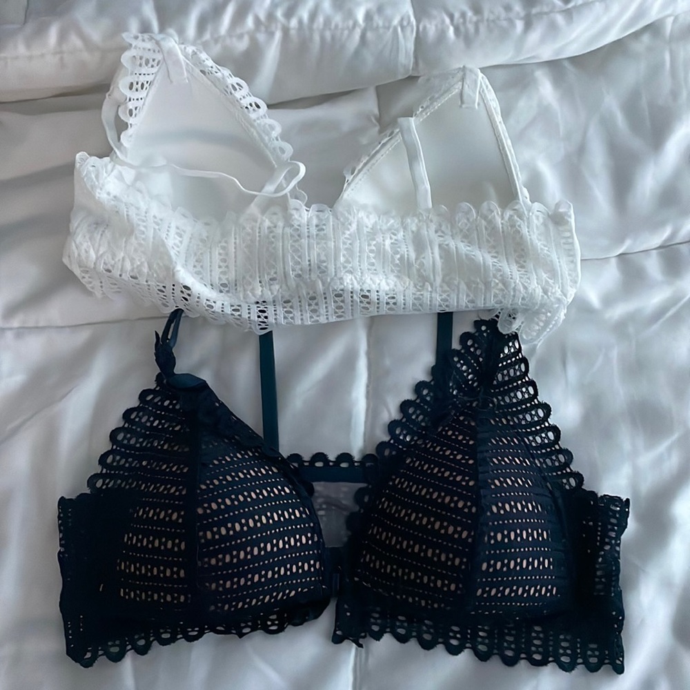 NWT: set of two 32B - super comfortable front close bras